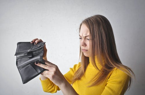 女人拿着黑色的钱包 · 免费素材图片