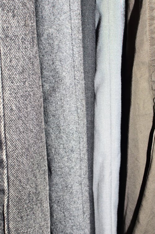 棕色纺织上的灰色纺织 · 免费素材图片