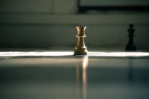 棕色皇后棋子 · 免费素材图片