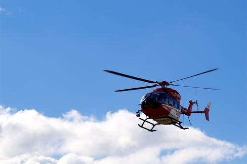红色和白色直升机 · 免费素材图片