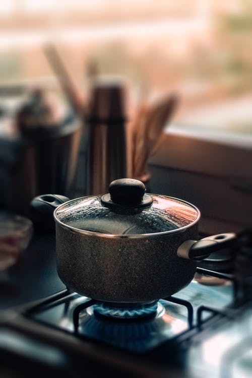 炉子上的不锈钢炊具 · 免费素材图片