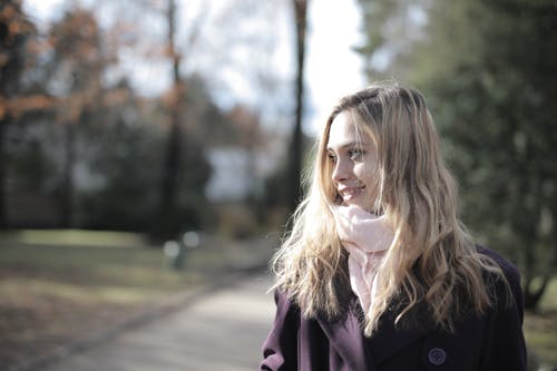 紫大衣微笑的女人 · 免费素材图片