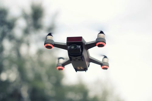 黑色和红色quadcopter无人机 · 免费素材图片