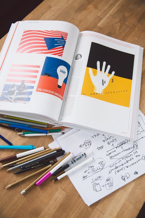 在桌子上打开书 · 免费素材图片