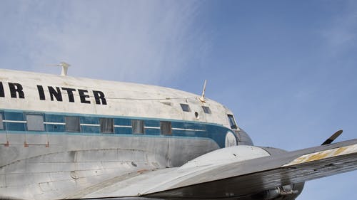 白色灰色蓝绿色空中巴士在蓝蓝的天空下 · 免费素材图片