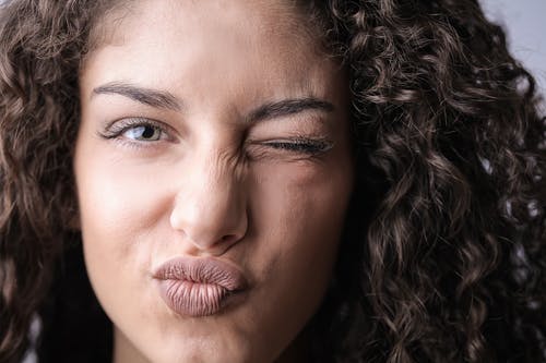 眨眼的女人的特写照片 · 免费素材图片