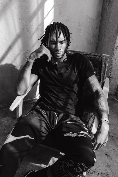 有关单色, 坐, 垂直拍摄的免费素材图片