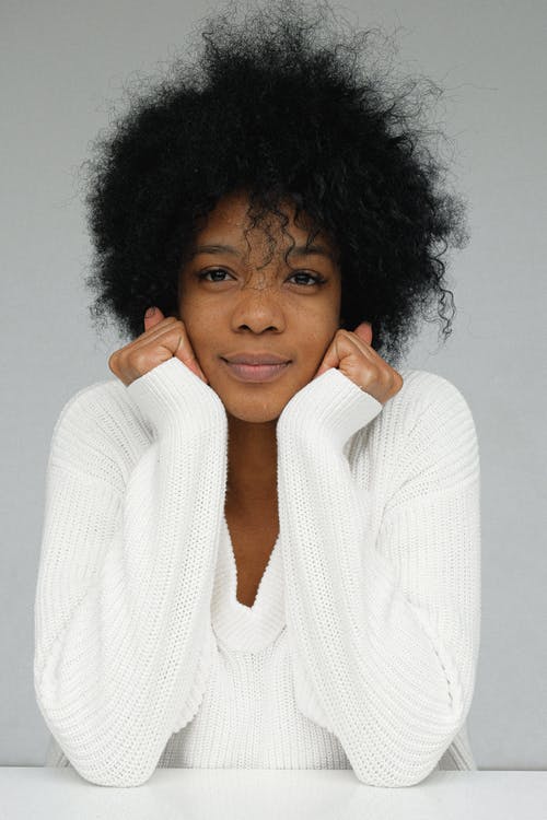 白色针织毛衫的女人 · 免费素材图片