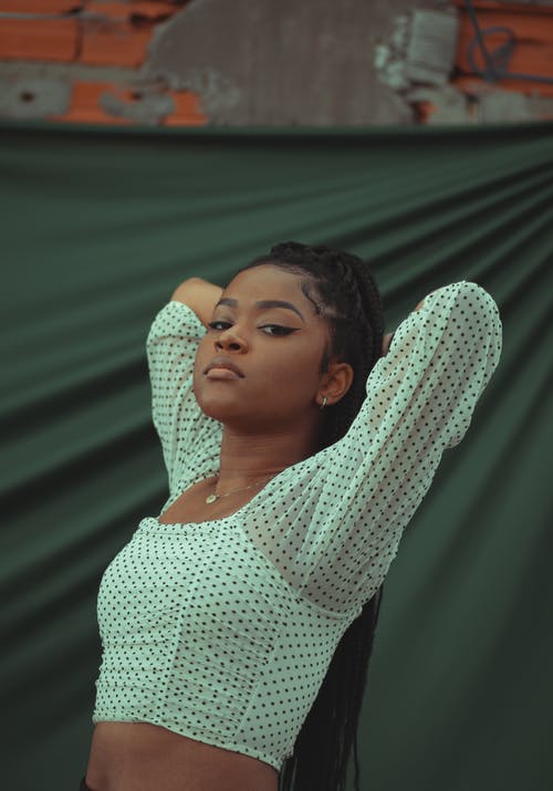 有关举起手臂, 圆点花纹, 头后面的手的免费素材图片