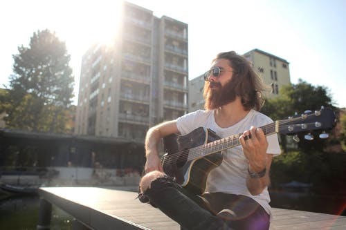 弹吉他的白衬衫的男人 · 免费素材图片