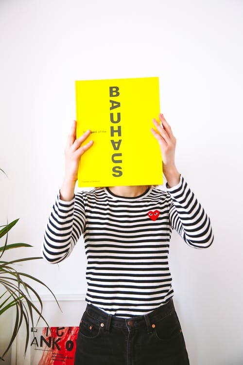 女人控股书 · 免费素材图片