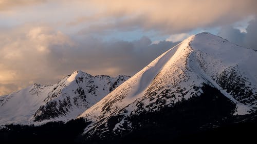 山与雪在多云的天空下 · 免费素材图片