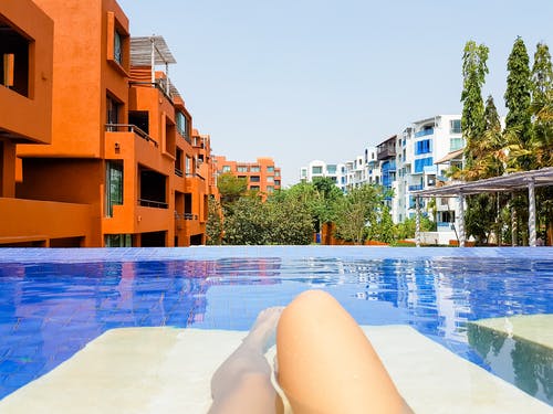 橙色大厦旁边的游泳池 · 免费素材图片