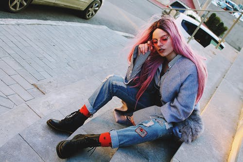 灰色外套和牛仔裤的女人 · 免费素材图片