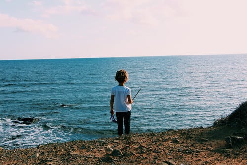 海岸线上的孩子 · 免费素材图片