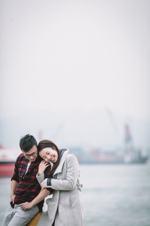 粘接在大街上的快乐亚洲夫妻 · 免费素材图片