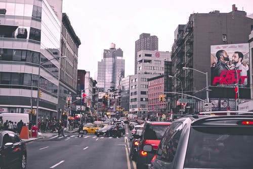 在城市街道上的交通 · 免费素材图片