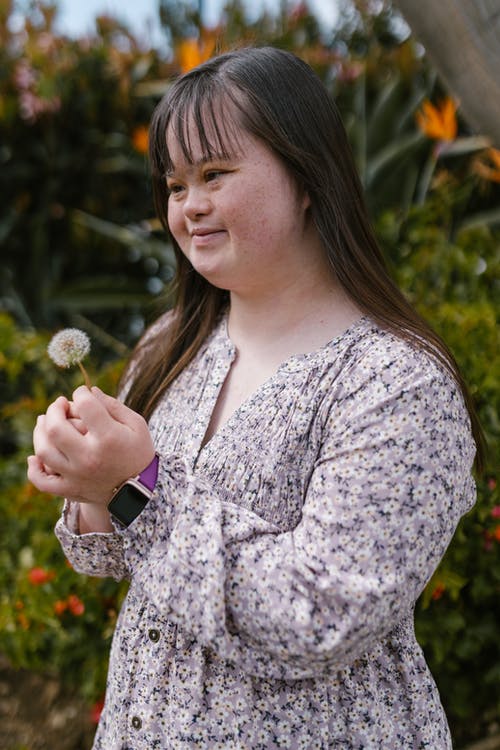 白色和蓝色的花裙子，拿着白色的圆球的女人 · 免费素材图片