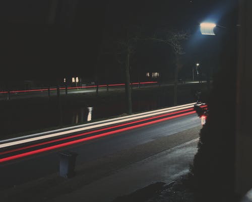 夜间的灰色铺路 · 免费素材图片
