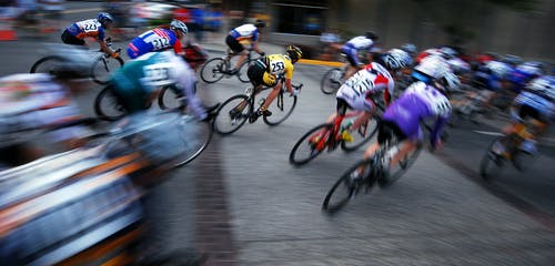 人们在公路上骑自行车 · 免费素材图片