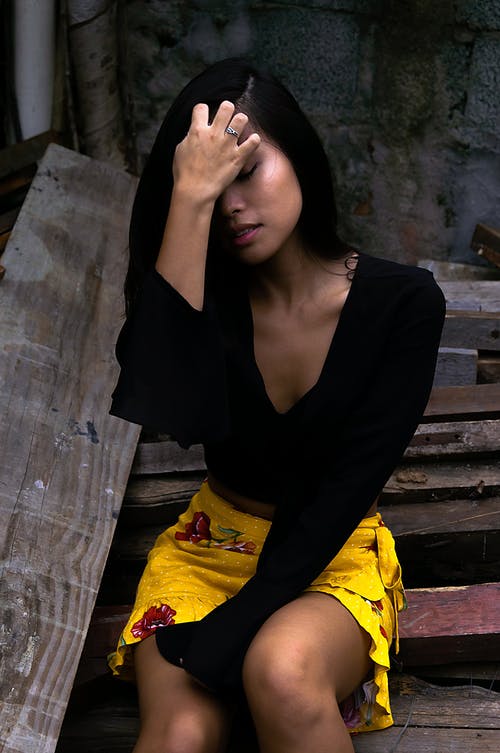 女人抚摸她的头发 · 免费素材图片