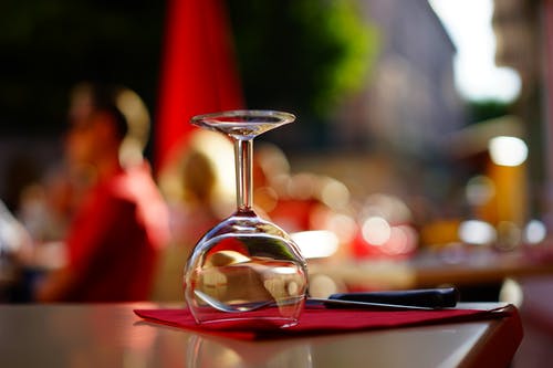棕色桌上的透明酒杯 · 免费素材图片