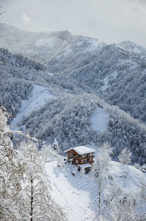 房子在山上的风景照片 · 免费素材图片