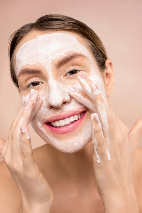 女人洗她的脸用肥皂 · 免费素材图片
