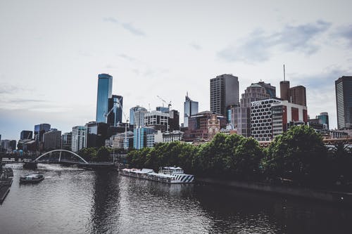 水体附近的高层建筑 · 免费素材图片