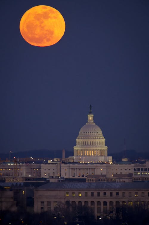 华盛顿国会山上的满月 · 免费素材图片