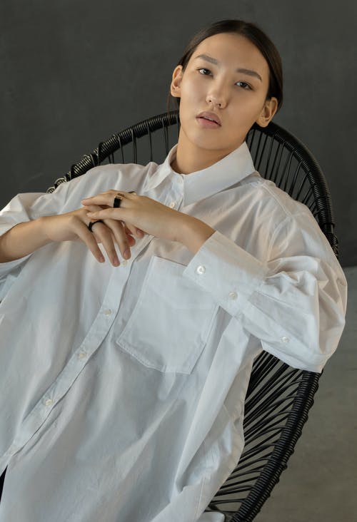 女人穿着白色礼服衬衫的照片 · 免费素材图片