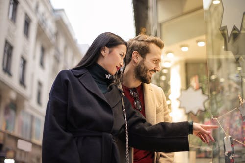 站在黑色外套的女人旁边的棕色外套的男人 · 免费素材图片