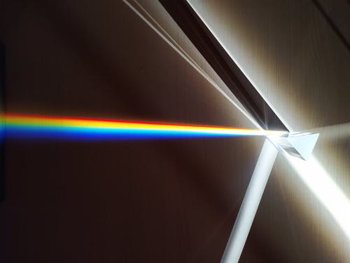光学玻璃三角棱镜 · 免费素材图片