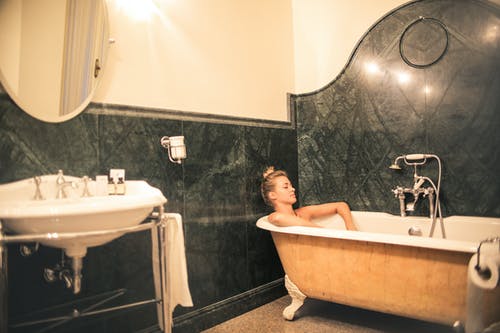 裸照在浴缸上放松 · 免费素材图片