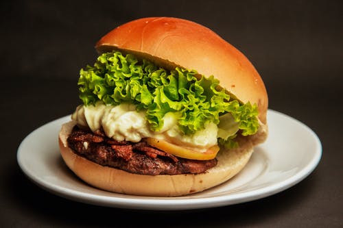 汉堡，生菜和奶酪在白板上 · 免费素材图片