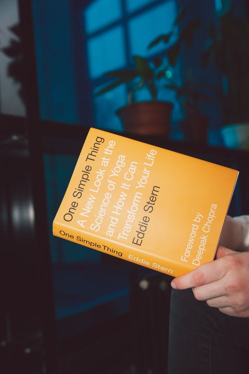 拿着一本书的人 · 免费素材图片