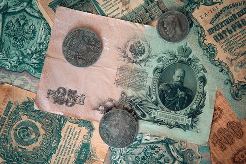 钞票上的银圆硬币 · 免费素材图片