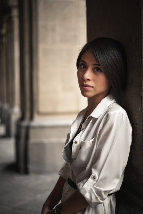 白色纽扣衬衫的女人 · 免费素材图片