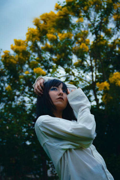 女人穿着白色礼服衬衫的照片 · 免费素材图片