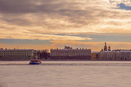 水体旁边的灰色混凝土建筑 · 免费素材图片