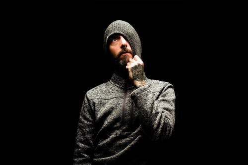 灰色针织帽和灰色毛衣的男人 · 免费素材图片
