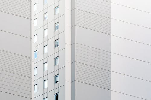 白色混凝土建筑 · 免费素材图片