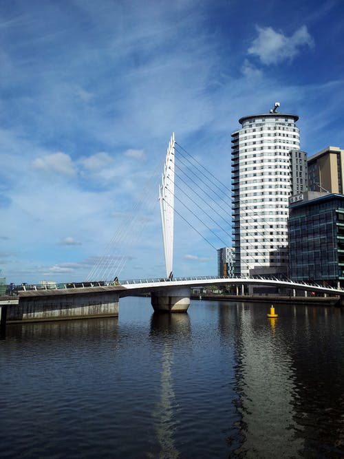 白色和灰色链桥 · 免费素材图片