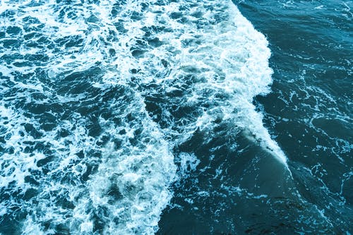 水体上的水浪 · 免费素材图片