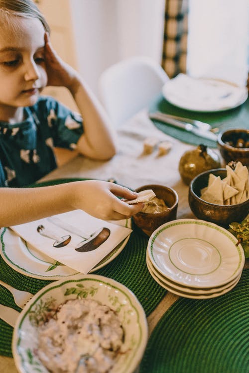 坐在餐桌旁的男孩 · 免费素材图片
