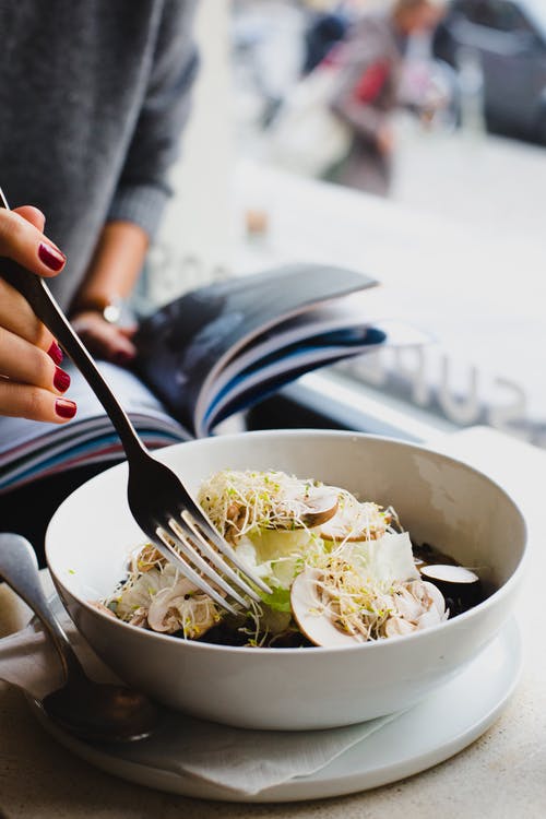 圆形白碗配蔬菜沙拉 · 免费素材图片