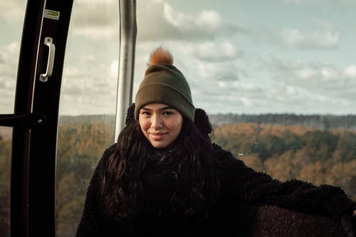 针织帽的女人 · 免费素材图片