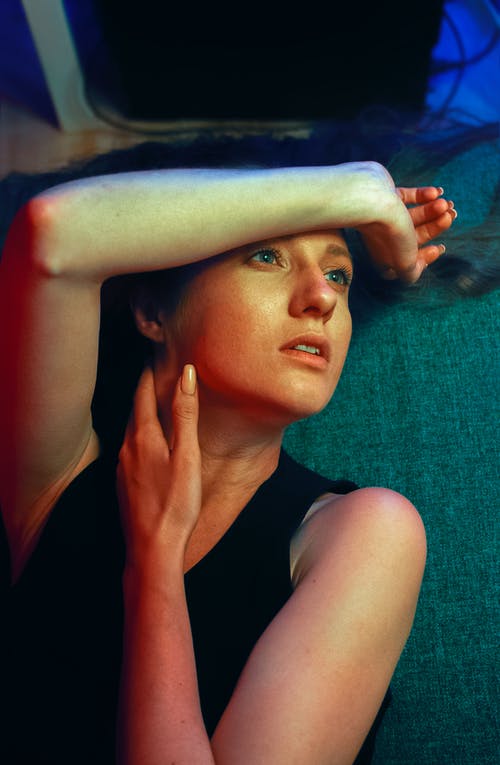 女人穿着黑色背心的照片 · 免费素材图片