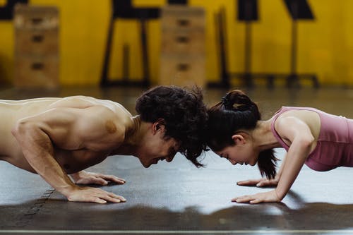 有关人, 俯卧撑, 健身的免费素材图片