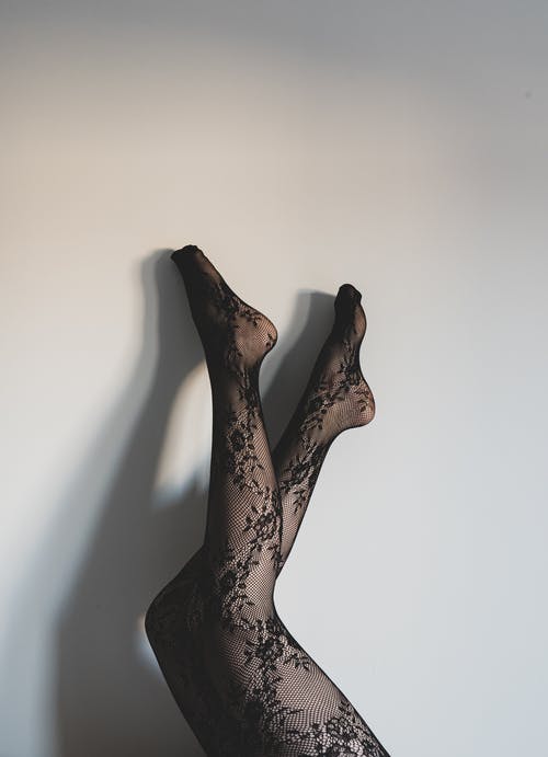 在白色表面上的女人脚的照片 · 免费素材图片